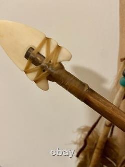 Carquois navajo des années 20 du XXe siècle avec franges en cuir, perles, etc.