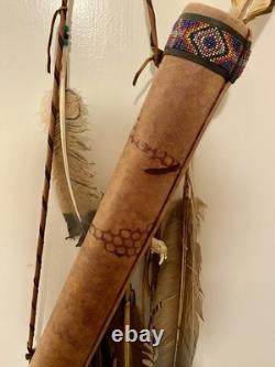 Carquois navajo des années 20 du XXe siècle avec franges en cuir, perles, etc.