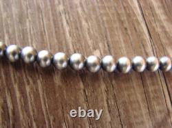 Collier Navajo en perles rondes de 22 pouces, enfilées à la main par un Amérindien I. John