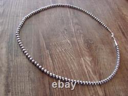 Collier Navajo en perles rondes de 22 pouces, enfilées à la main par un Amérindien I. John