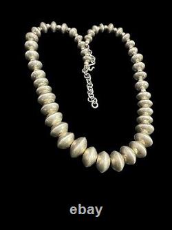 Collier ajustable en perles d'argent sterling vintage des Amérindiens Navajo