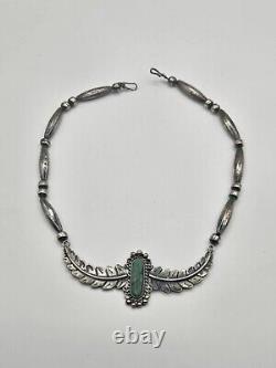 Collier ancien Navajo amérindien en argent sterling avec des feuilles de turquoise sur un banc