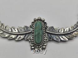 Collier ancien Navajo amérindien en argent sterling avec des feuilles de turquoise sur un banc