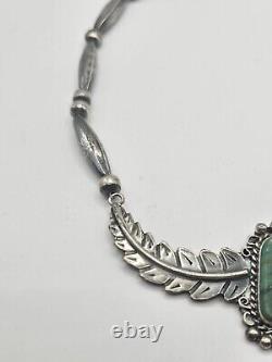 Collier ancien Navajo amérindien en argent sterling avec des feuilles de turquoise sur un banc