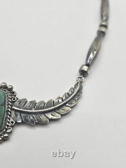 Collier ancien Navajo amérindien en argent sterling avec des feuilles de turquoise sur un banc