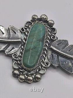 Collier ancien Navajo amérindien en argent sterling avec des feuilles de turquoise sur un banc