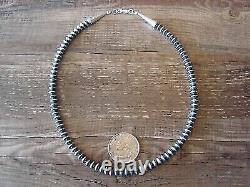 Collier de 16 perles en argent sterling de style navajo, en forme de disque, enfilées à la main par Doreen Jake