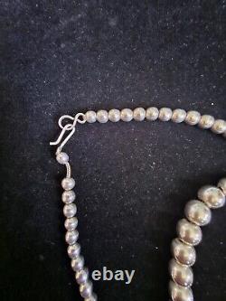 Collier de perles en argent NAVAJO amérindien.