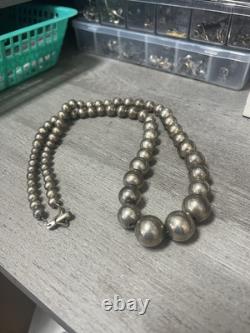 Collier de perles navajo amérindiennes. Argent sterling 925 125G 30 perles