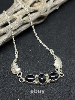 Collier élégant en argent sterling avec feuille en onyx noir amérindien Navajo