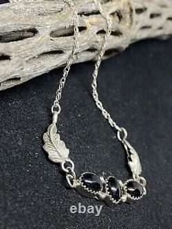 Collier élégant en argent sterling avec feuille en onyx noir amérindien Navajo