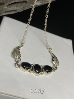Collier élégant en argent sterling avec feuille en onyx noir amérindien Navajo