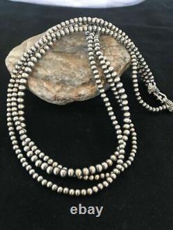 Collier en argent sterling à trois rangs de perles Navajo américaines natives graduées de 18 pouces.