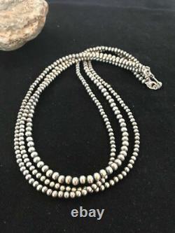 Collier en argent sterling à trois rangs de perles Navajo américaines natives graduées de 18 pouces.