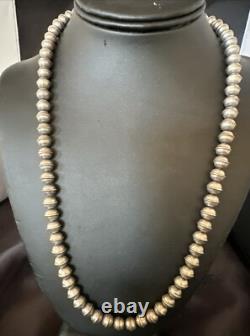 Collier en perles Navajo en argent sterling avec perles estampillées à la main de 8 mm 23 18406