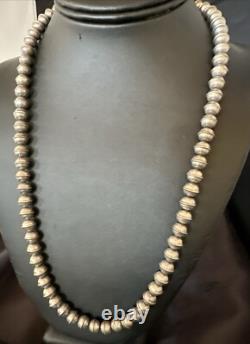 Collier en perles Navajo en argent sterling avec perles estampillées à la main de 8 mm 23 18406