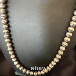 Collier en perles Navajo en argent sterling avec perles estampillées à la main de 8 mm 23 18406