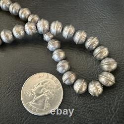 Collier en perles Navajo en argent sterling avec perles estampillées à la main de 8 mm 23 18406
