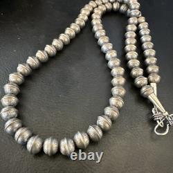 Collier en perles Navajo en argent sterling avec perles estampillées à la main de 8 mm 23 18406