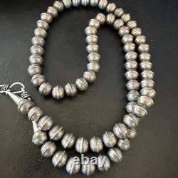 Collier en perles Navajo en argent sterling avec perles estampillées à la main de 8 mm 23 18406