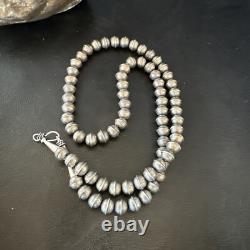Collier en perles Navajo en argent sterling avec perles estampillées à la main de 8 mm 23 18406
