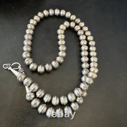 Collier en perles Navajo en argent sterling avec perles estampillées à la main de 8 mm 23 18406