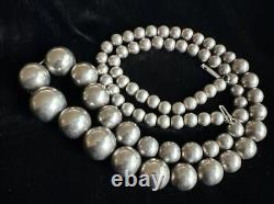 Collier en perles graduées en argent navajo amérindien de 30 pouces / 20 mm fait à la main