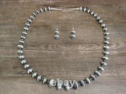 Collier en perles navajo en argent sterling graduées de 27 pouces par Co