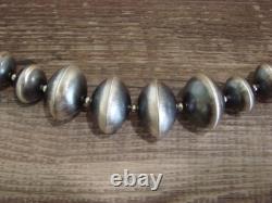 Collier en perles navajo en argent sterling graduées de 27 pouces par Co