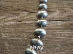 Collier en perles navajo en argent sterling graduées de 27 pouces par Co