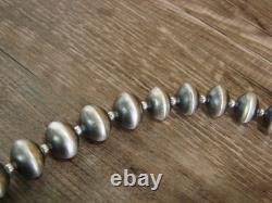Collier en perles navajo en argent sterling graduées de 27 pouces par Co