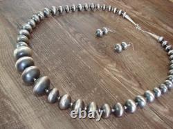 Collier en perles navajo en argent sterling graduées de 27 pouces par Co