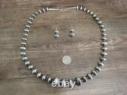 Collier en perles navajo en argent sterling graduées de 27 pouces par Co