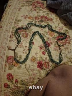 Collier vintage navajo fait main à 3 brins. Exposé uniquement.