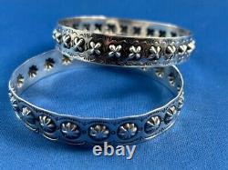 Deux bracelets en argent sterling Navaho de Virgil Begay, avec conchos, façonnés à la main, 22,1 grammes.