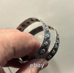 Deux bracelets en argent sterling Navaho de Virgil Begay, avec conchos, façonnés à la main, 22,1 grammes.