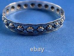 Deux bracelets en argent sterling Navaho de Virgil Begay, avec conchos, façonnés à la main, 22,1 grammes.