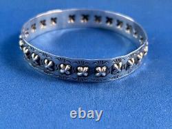 Deux bracelets en argent sterling Navaho de Virgil Begay, avec conchos, façonnés à la main, 22,1 grammes.