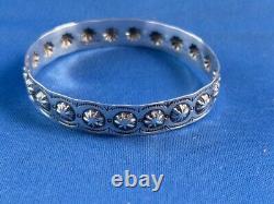 Deux bracelets en argent sterling Navaho de Virgil Begay, avec conchos, façonnés à la main, 22,1 grammes.