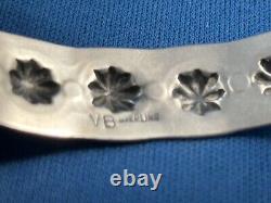 Deux bracelets en argent sterling Navaho de Virgil Begay, avec conchos, façonnés à la main, 22,1 grammes.