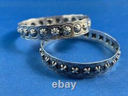 Deux bracelets en argent sterling Navaho de Virgil Begay, avec conchos, façonnés à la main, 22,1 grammes.