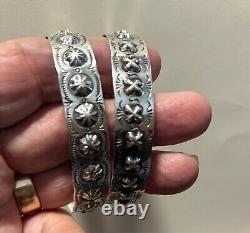 Deux bracelets en argent sterling Navaho de Virgil Begay, avec conchos, façonnés à la main, 22,1 grammes.