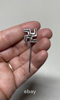 Épingle à chapeau ancienne et rare des Indiens Navajos avec motif de tourbillon très ancien