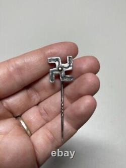Épingle à chapeau ancienne et rare des Indiens Navajos avec motif de tourbillon très ancien