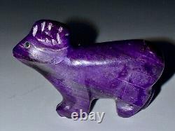 Fétiche en pierre de sugilite sculpté par un Navajo amérindien, bélier par Amos Pino (d.)