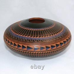 Grand vase à graines en argile rouge gravé par P White, amérindien Navajo, signé.