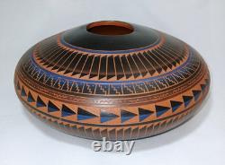 Grand vase à graines en argile rouge gravé par P White, amérindien Navajo, signé.
