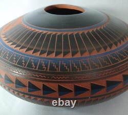 Grand vase à graines en argile rouge gravé par P White, amérindien Navajo, signé.