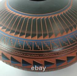Grand vase à graines en argile rouge gravé par P White, amérindien Navajo, signé.
