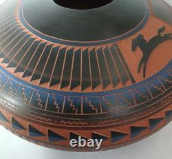 Grand vase à graines en argile rouge gravé par P White, amérindien Navajo, signé.